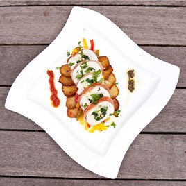 Chicken on a square plate with diagonal lines